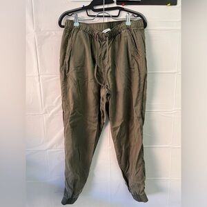 Nine west joggers size M 
Loose with drawstrings green color